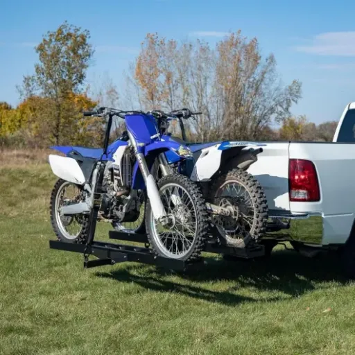 Test porte-moto avec rampe d'attelage : pratique sur le papier, mais à manier avec prudence