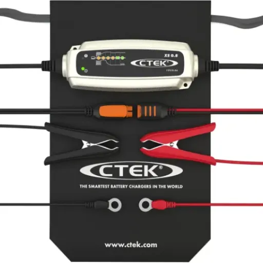 Test CTEK XS 0.8 : le petit chargeur qui fait le job pour les batteries 12V